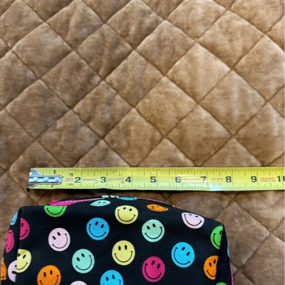 MakeUp Eraser Black and Pink Bag w/ smiley faces! Includes:7 erasers, clip, bag+